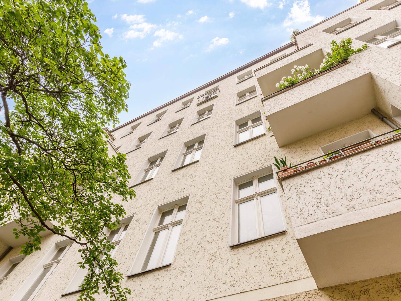 Mehrfamilienhaus mit gepflegter Außenfassade Mehrfamilienhaus mit gepflegter Außenfassade