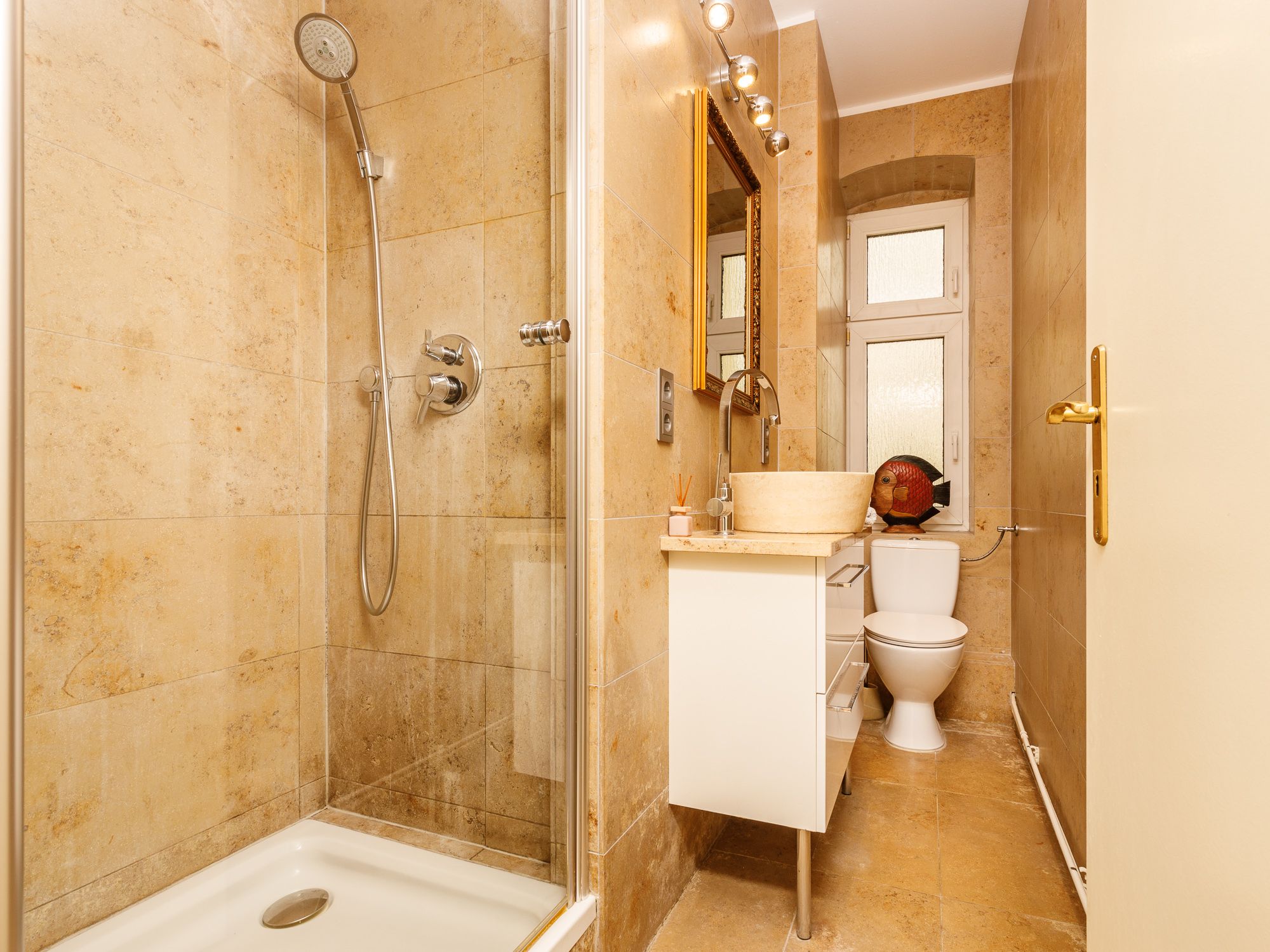 Tagesbelichtetes Duschbad 