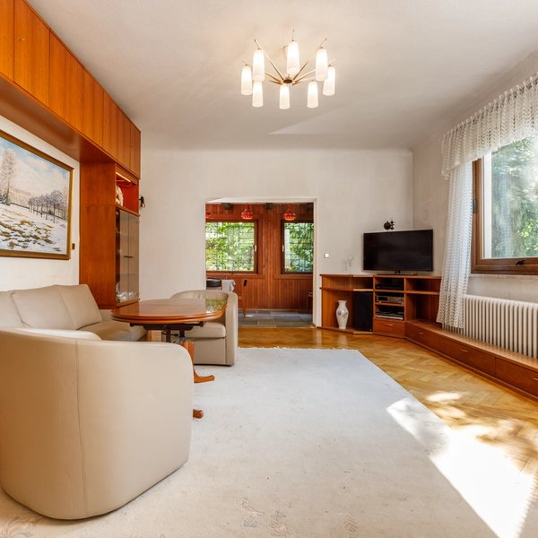 Wohnbereich Parkett Einbaumöbel Gartenblick