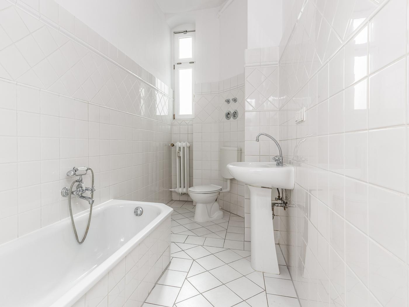 Tagesbelichetes Wannenbad mit Duschfunktion Tagesbelichetes Wannenbad mit Duschfunktion