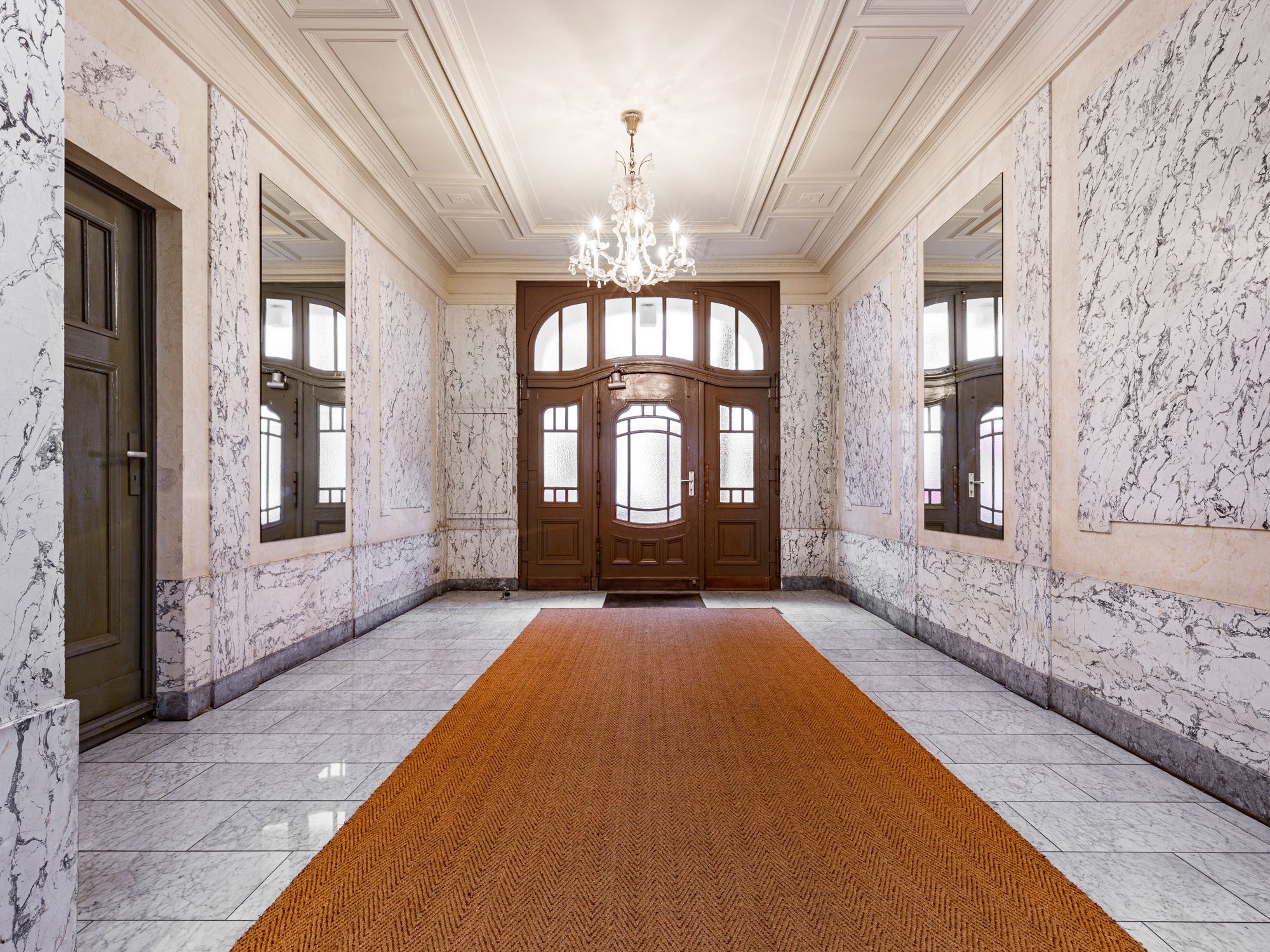 Repräsentativer Hauseingang mit imposanter Tür 