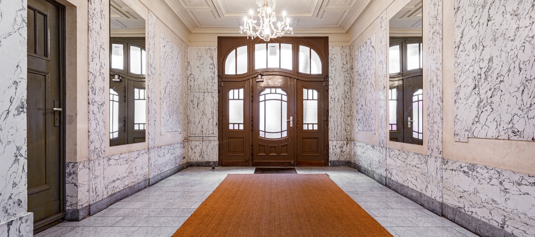 Repräsentativer Hauseingang mit imposanter Tür Repräsentativer Hauseingang mit imposanter Tür