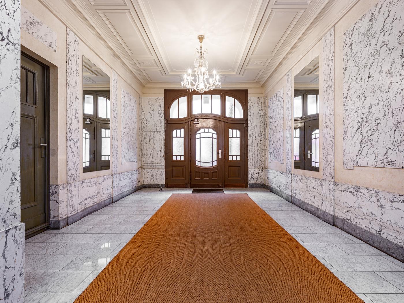 Repräsentativer Hauseingang mit imposanter Tür Repräsentativer Hauseingang mit imposanter Tür