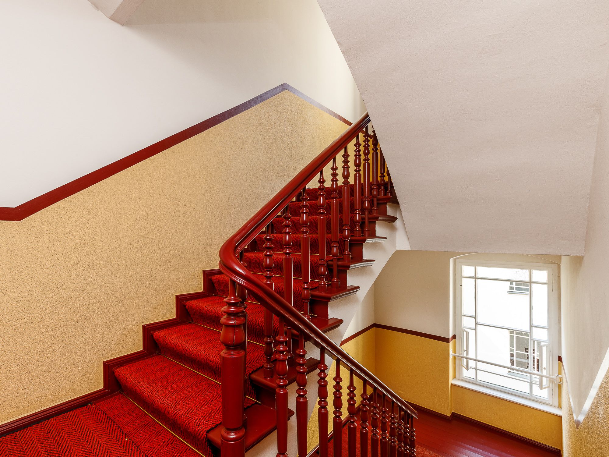 Gepflegtes Treppenhaus mit Sisal-Teppich 