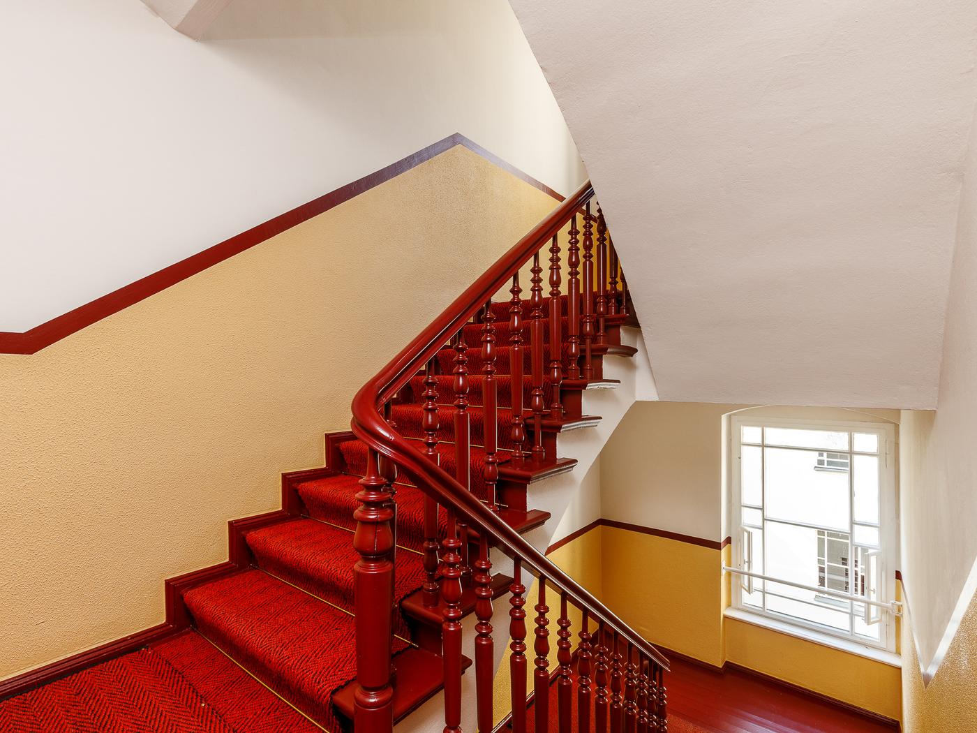 Gepflegtes Treppenhaus mit Sisal-Teppich Gepflegtes Treppenhaus mit Sisal-Teppich