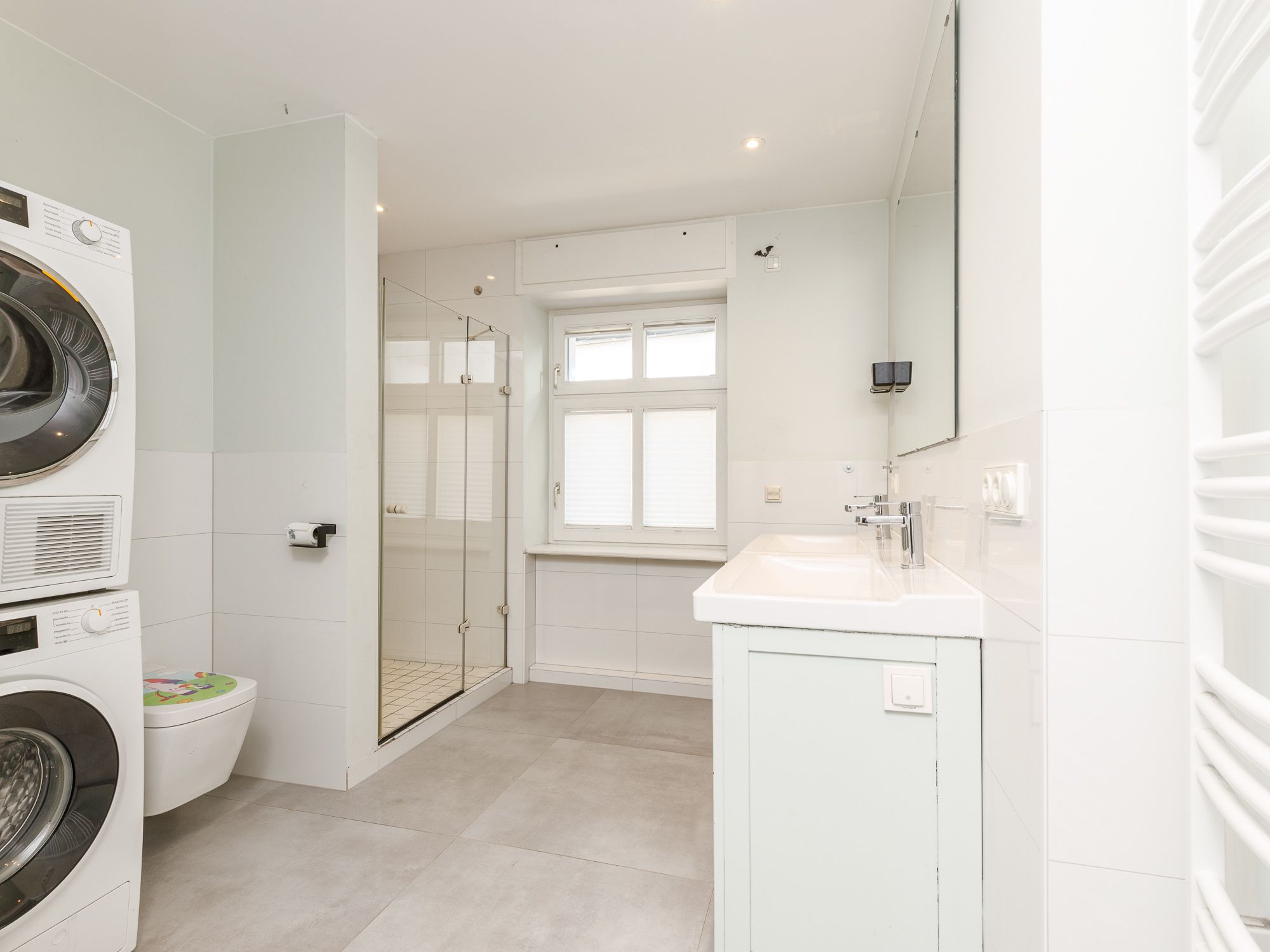 Modernes Duschbad mit Hauswirtschaftsbereich 