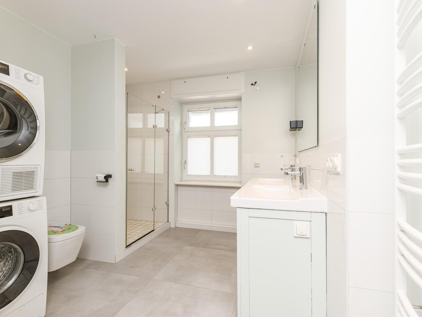 Modernes Duschbad mit Hauswirtschaftsbereich Modernes Duschbad mit Hauswirtschaftsbereich