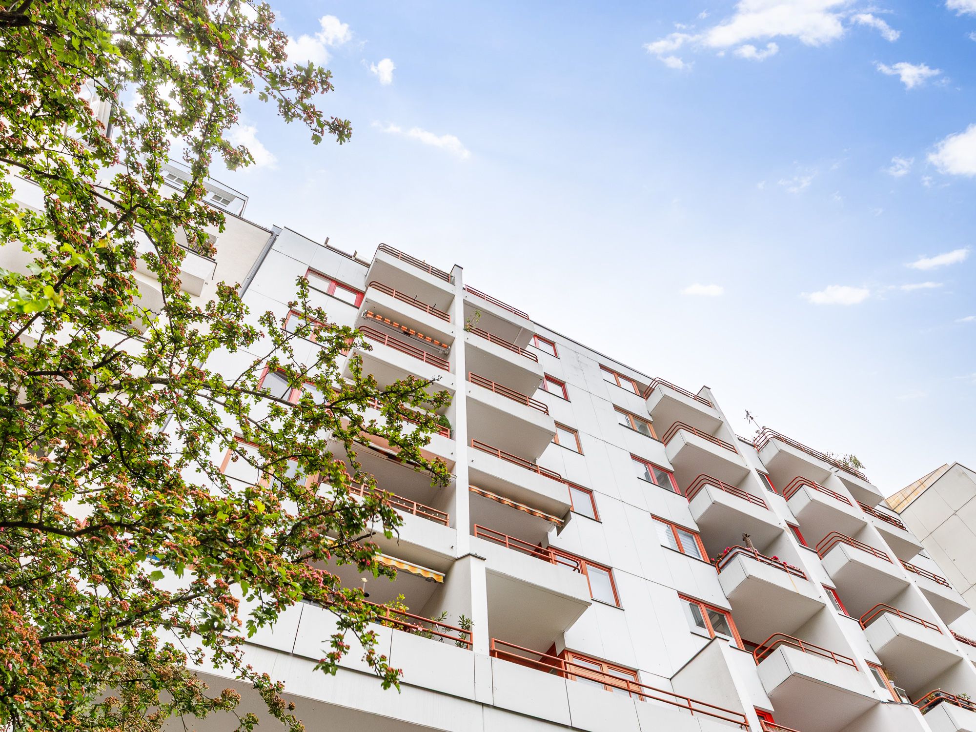 Gepflegtes Hochhaus fußläufig zum Ludwigkirchplatz