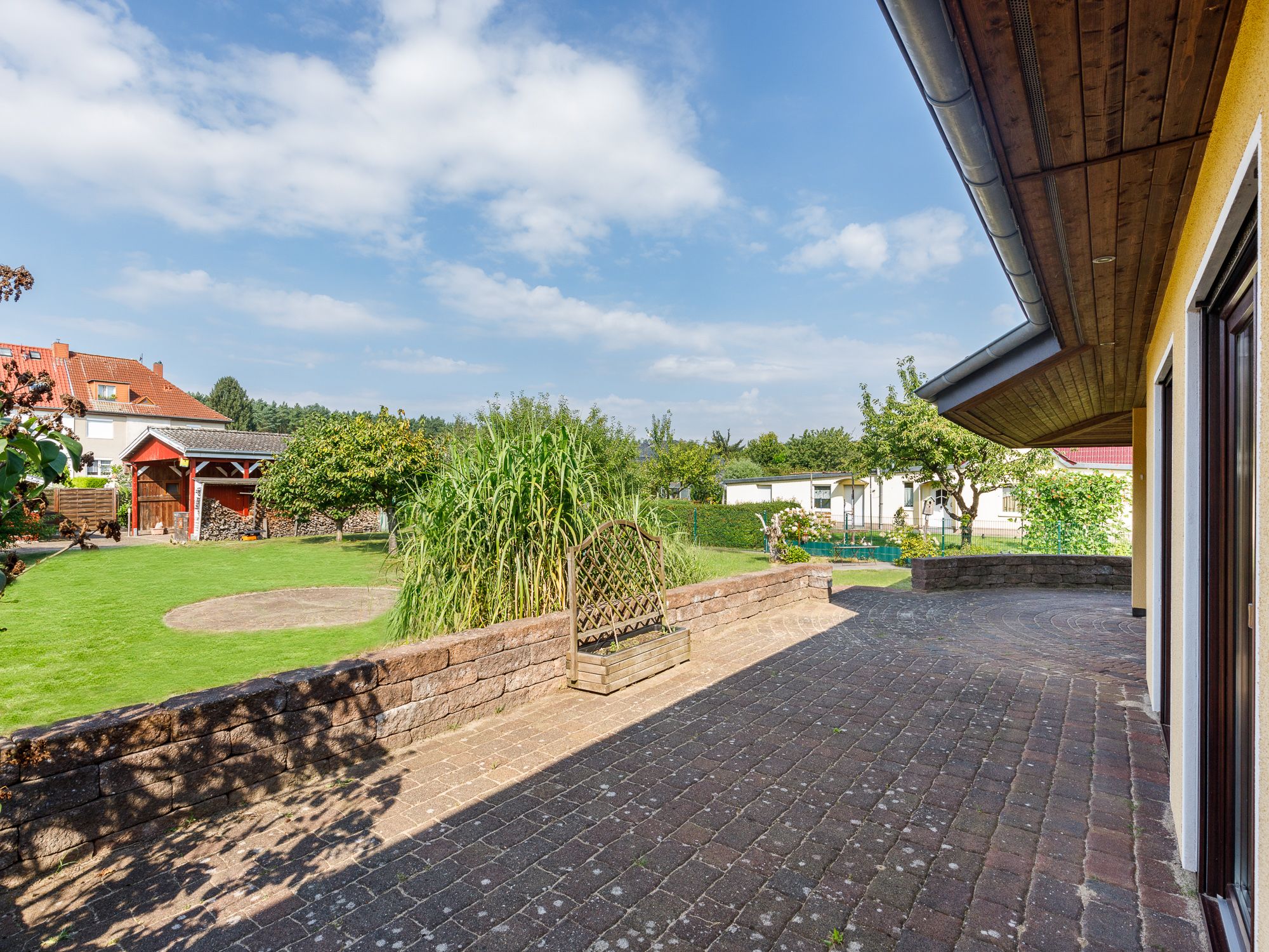 Großzügige Sonnenterrasse mit Garten 