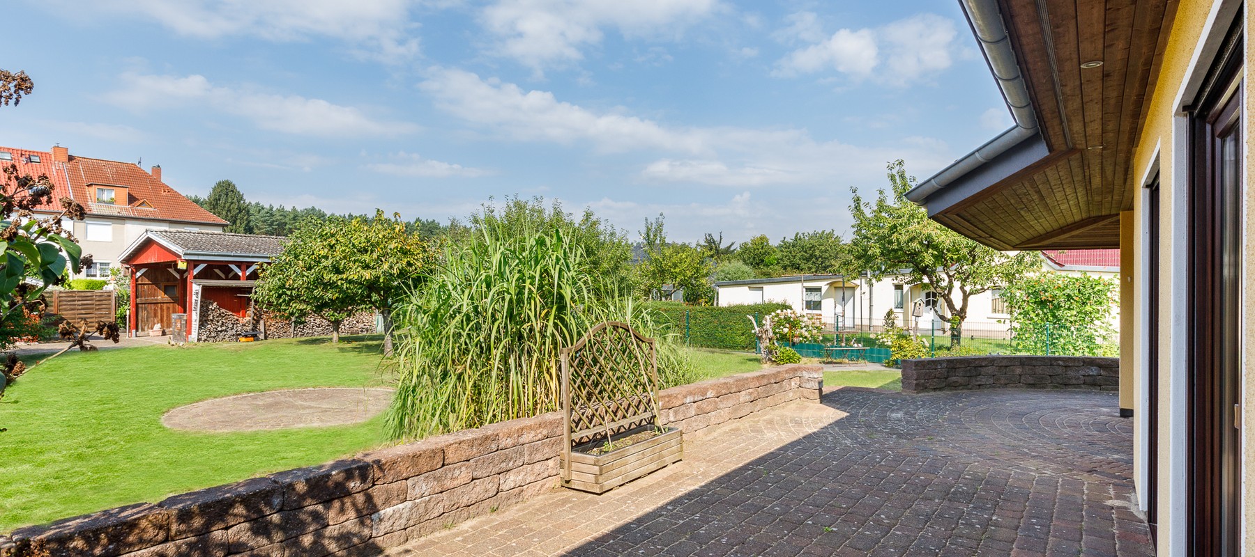 Großzügige Sonnenterrasse mit Garten Großzügige Sonnenterrasse mit Garten