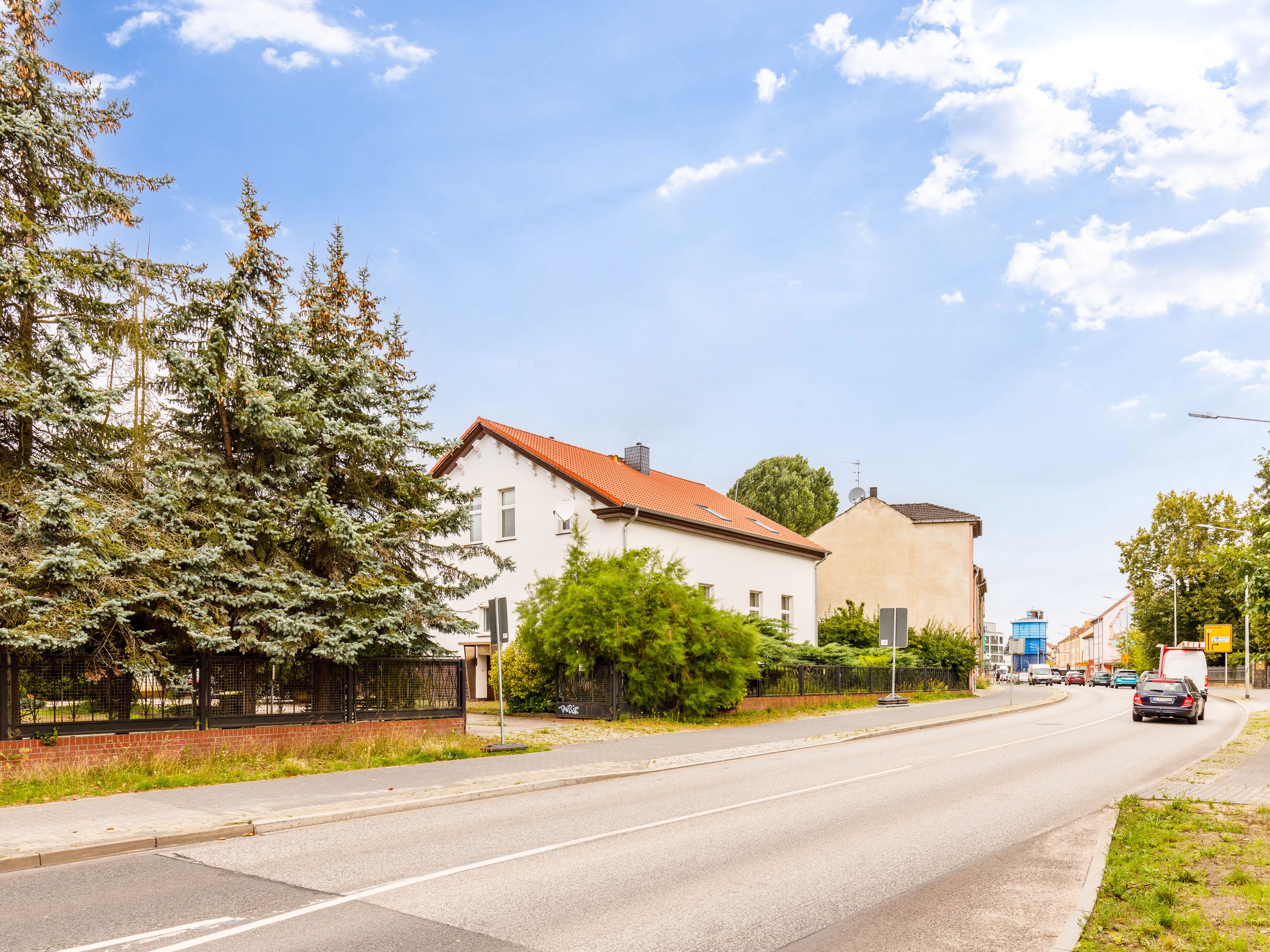 Blick von der Straße zum Haus 