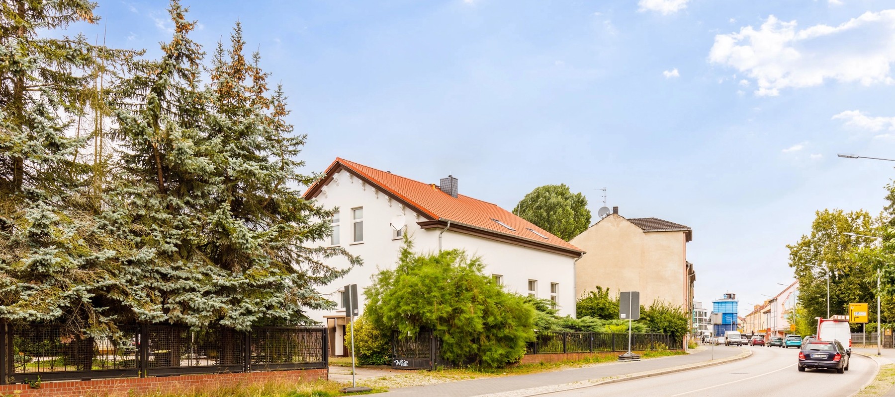 Blick von der Straße zum Haus Blick von der Straße zum Haus