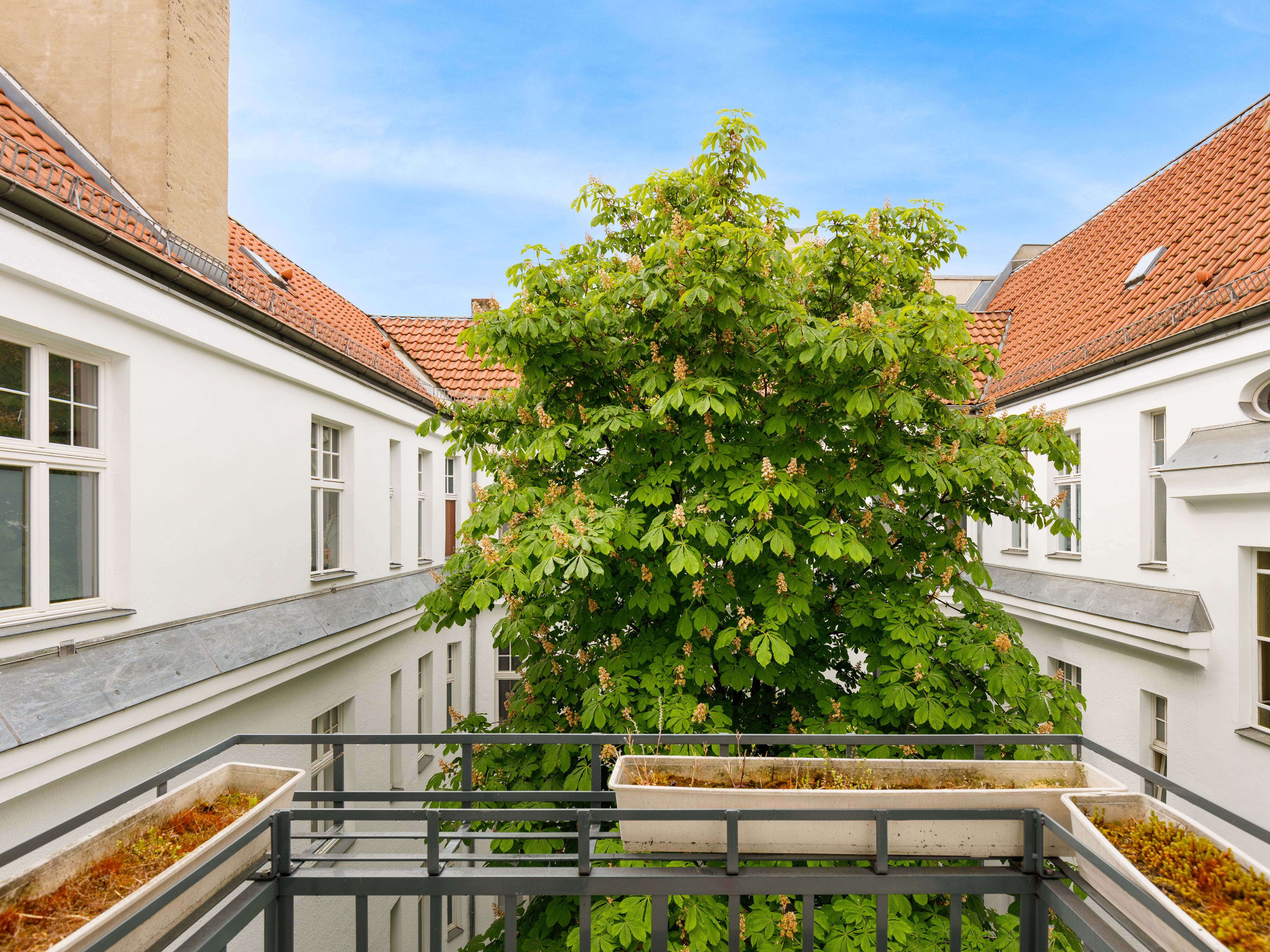 Kleiner Balkon zum 1. Innenhof 
