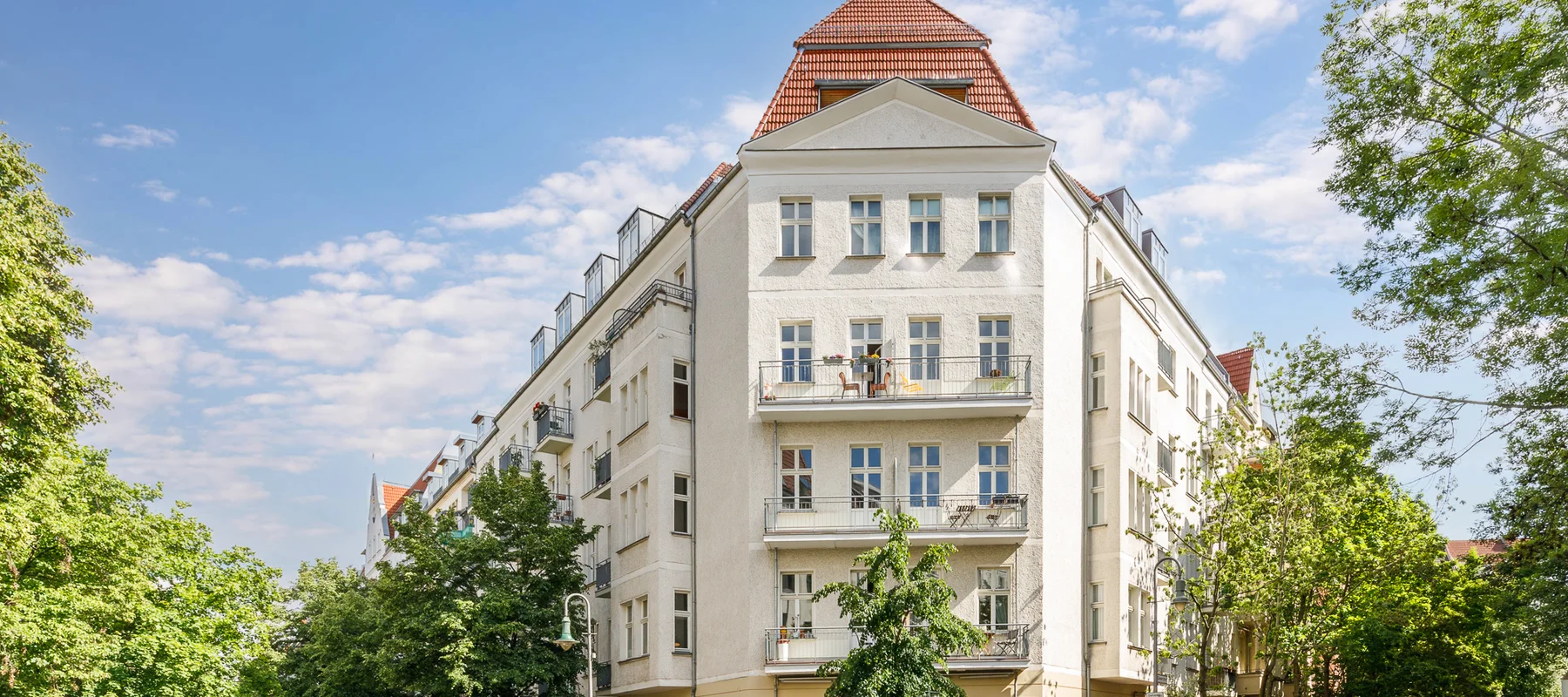 Lichtdurchflutetes Dachgeschoss am Helmholtzplatz: Stilvolle Wohnung mit zwei Balkonen & flexiblem Raumkonzept