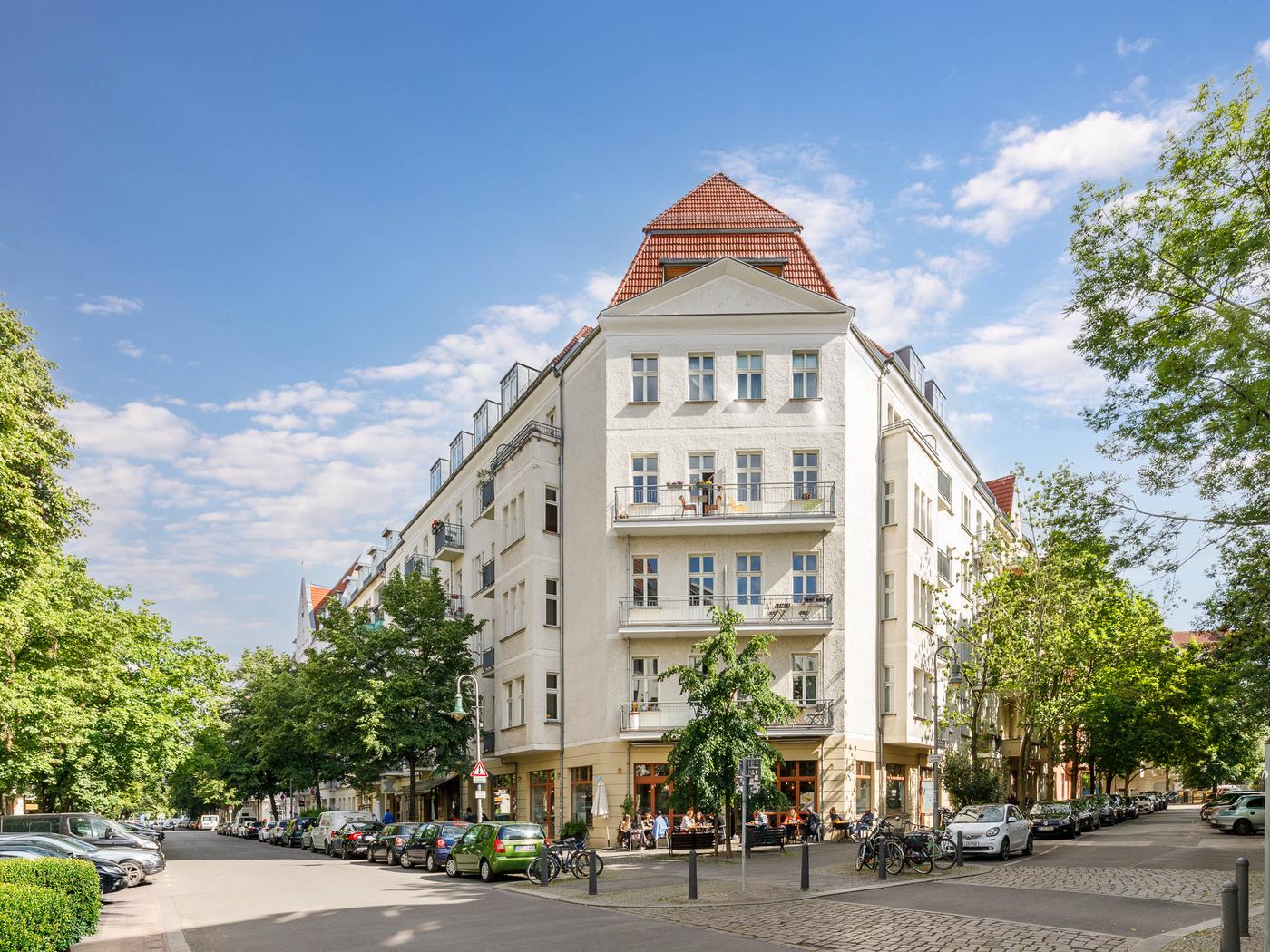 Lichtdurchflutetes Dachgeschoss am Helmholtzplatz: Stilvolle Wohnung mit zwei Balkonen & flexiblem Raumkonzept