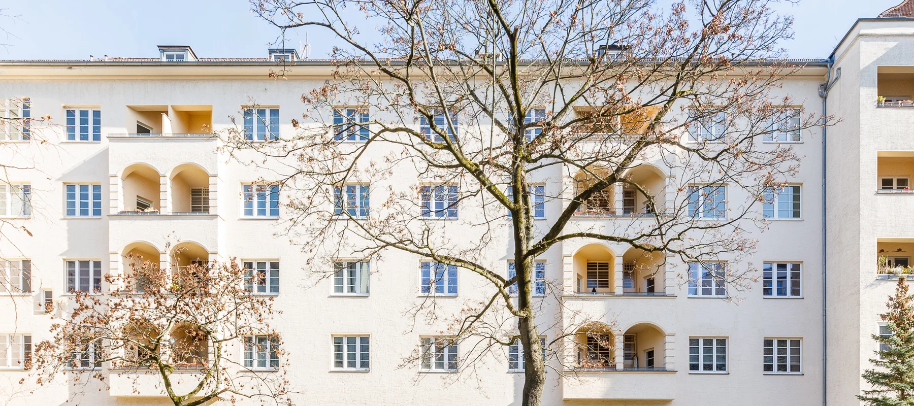 Gepflegte Dachgeschosswohnung mit Aufzug & Terrasse: Lichtdurchflutetes Wohnen mit Blick auf den Fernsehturm