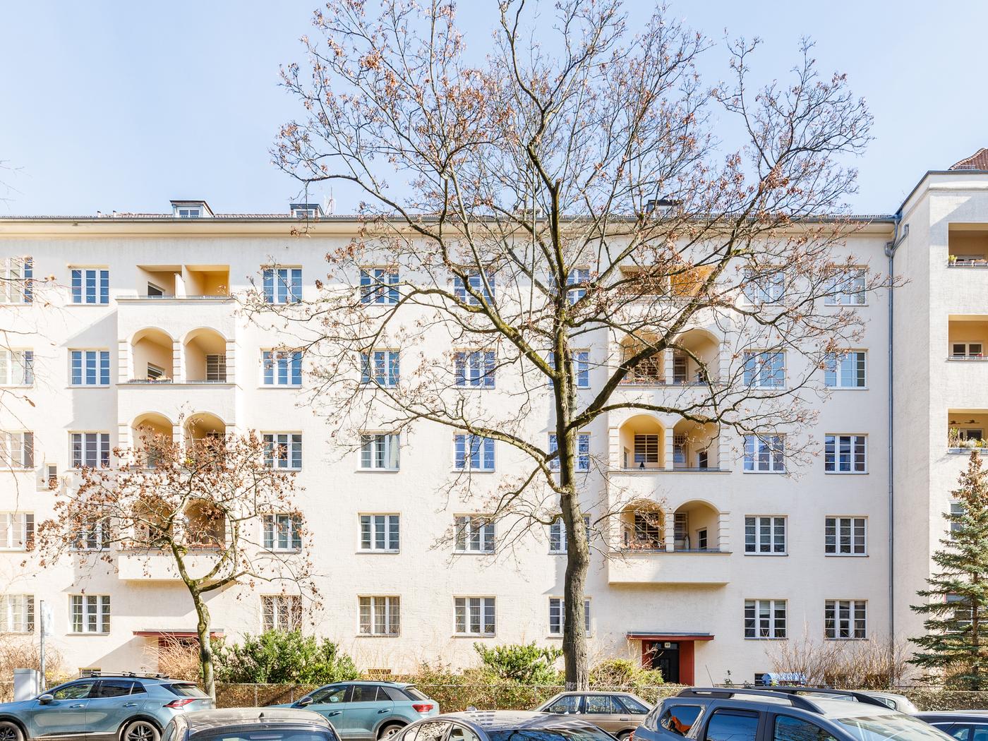 Gepflegte Dachgeschosswohnung mit Aufzug & Terrasse: Lichtdurchflutetes Wohnen mit Blick auf den Fernsehturm