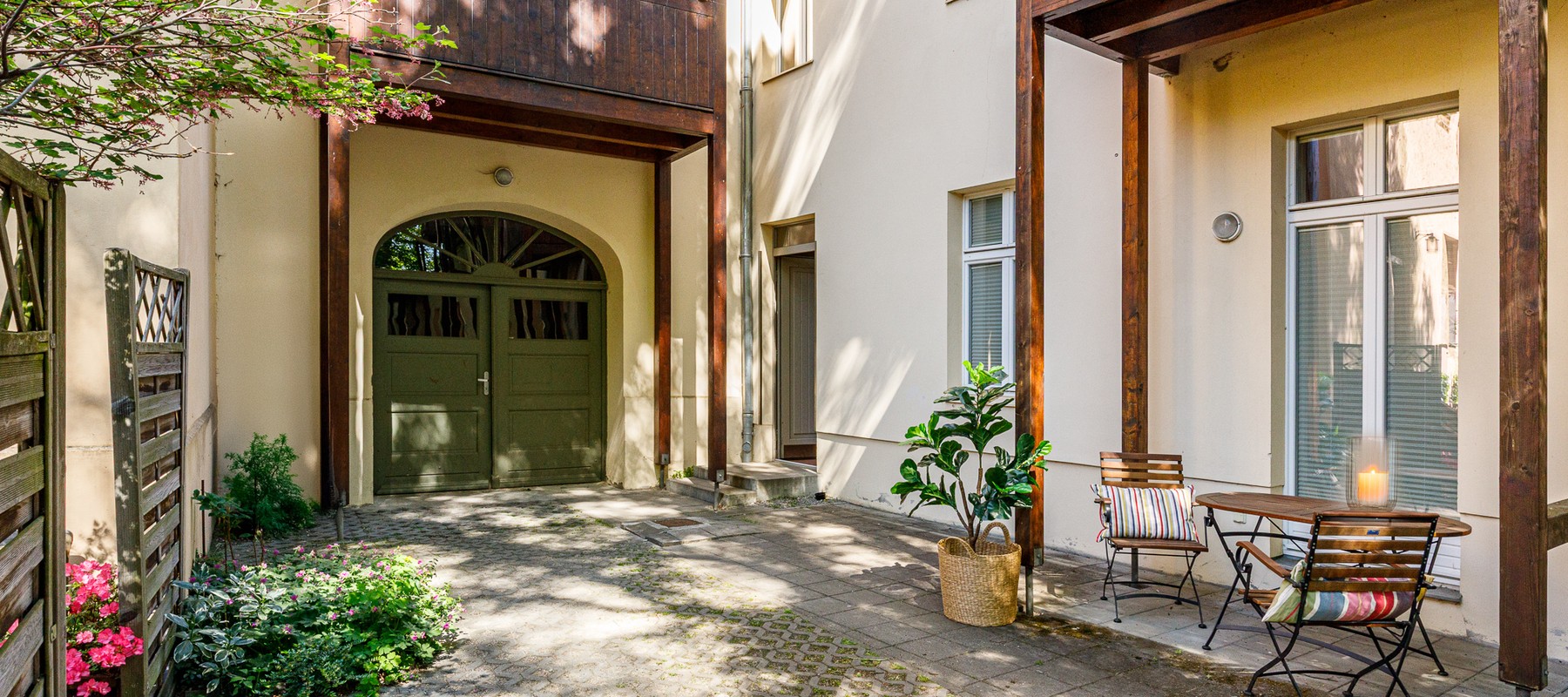 Gepflegter Innenhof mit Blick auf die Wohnung Gepflegter Innenhof mit Blick auf die Wohnung