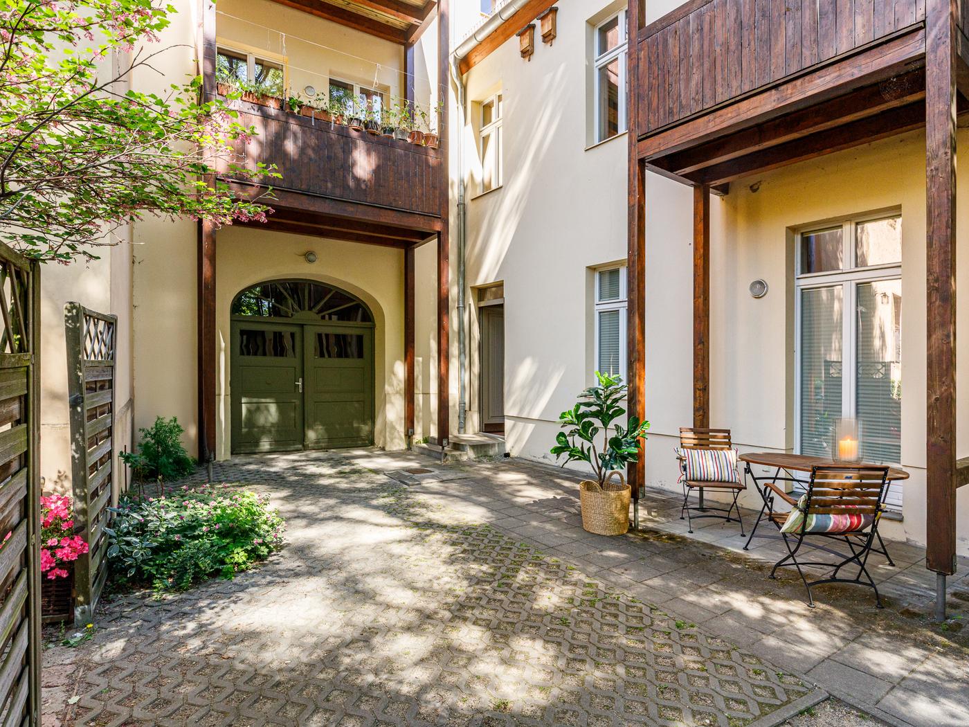 Gepflegter Innenhof mit Blick auf die Wohnung Gepflegter Innenhof mit Blick auf die Wohnung