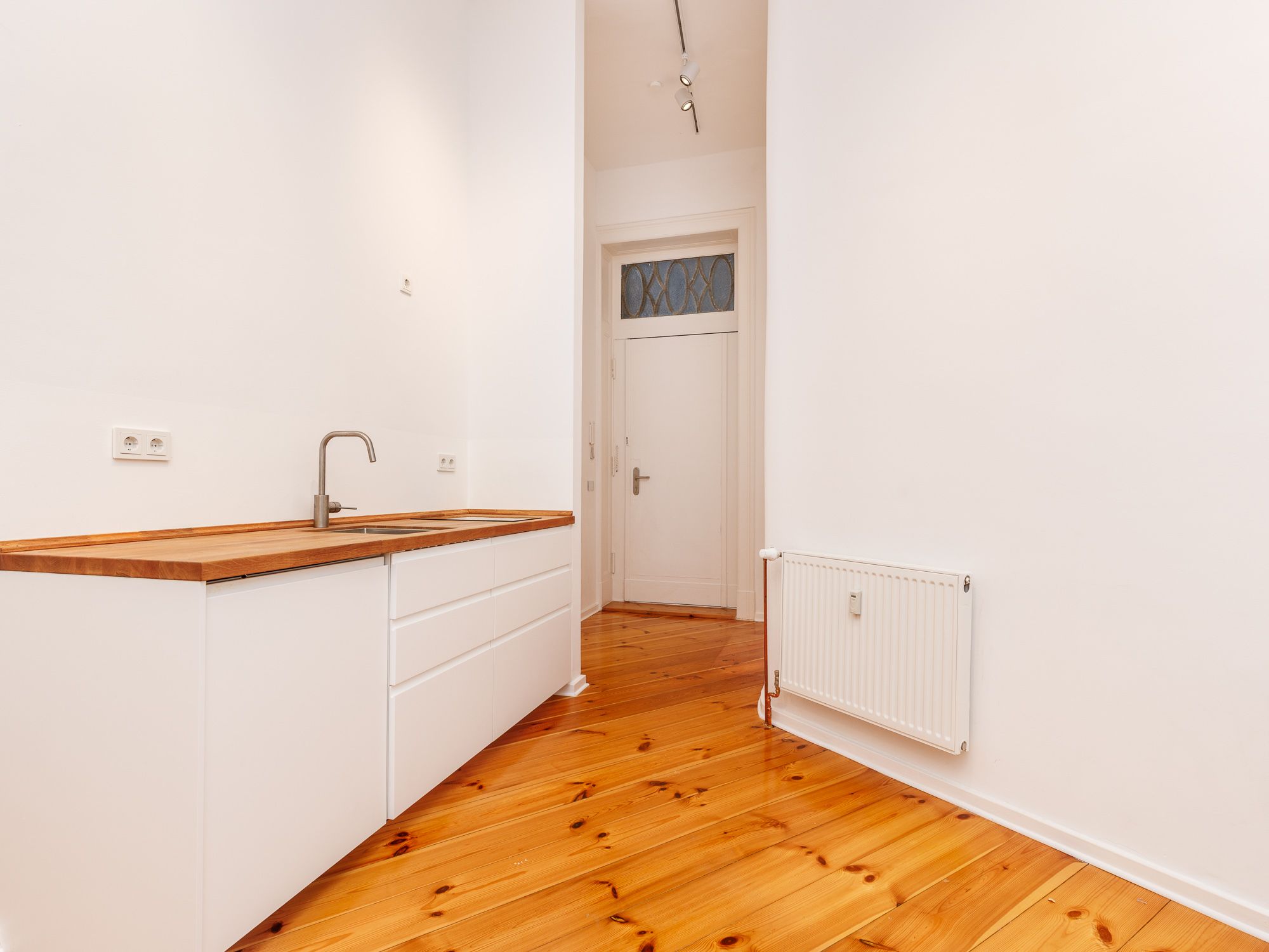 Stately apartment in an old building with separate living quarters, within walking distance of Bayerischer Platz