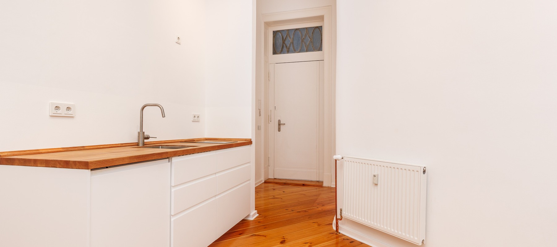 Stately apartment in an old building with separate living quarters, within walking distance of Bayerischer Platz
