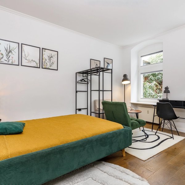 Schlafzimmer Parkett Schreibtisch Fenster