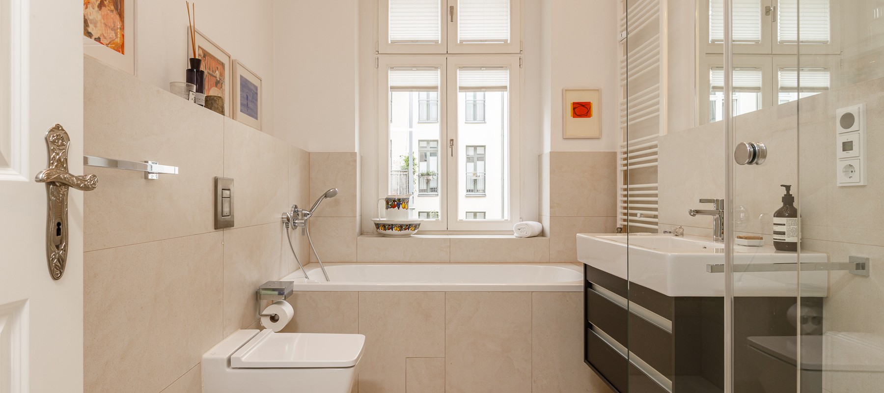 Modernes, tagesbelichtetes Vollbad mit separater Dusche Modernes, tagesbelichtetes Vollbad mit separater Dusche