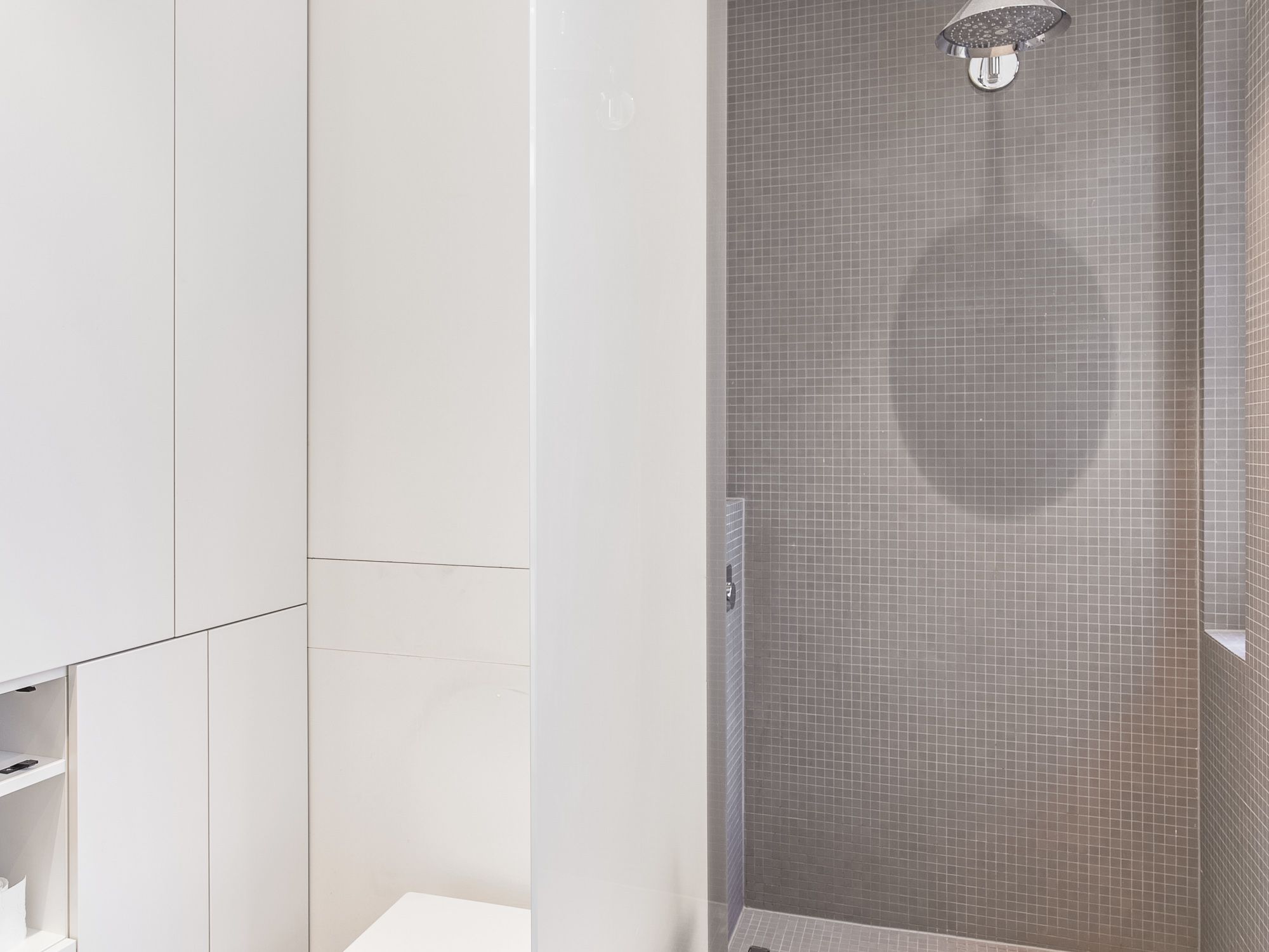 Hochwertiges Duschbad mit walk-in Rainshower 