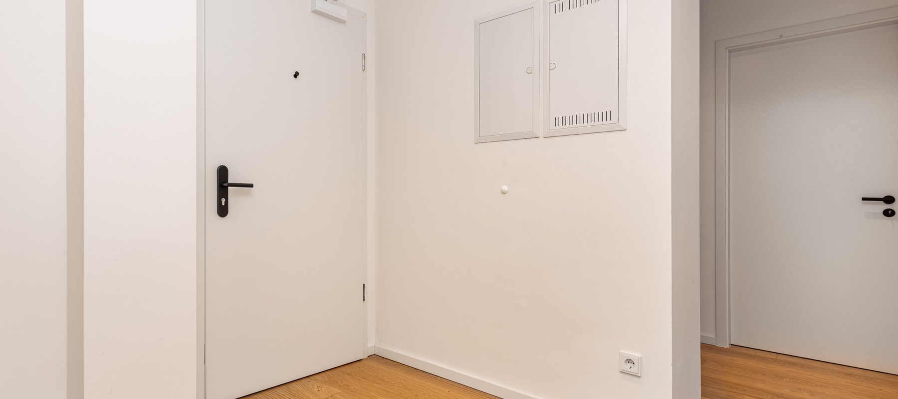 Entrance area with intercom and security door Entrance area with intercom and security door