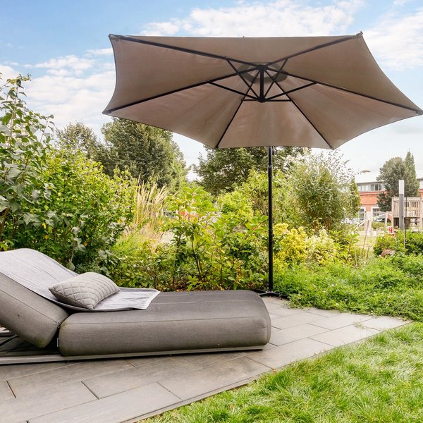 Garten Terrasse Liege Sonnenschirm Grünanlage