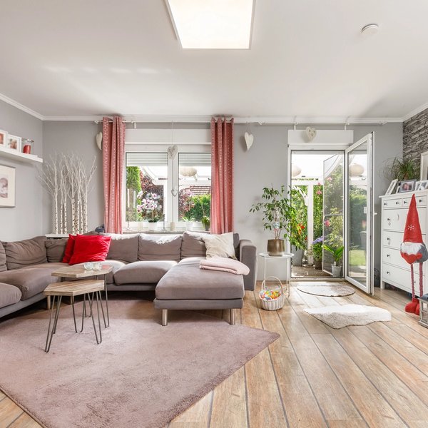 Wohnzimmer Ecksofa Terrassentür Gartenblick Deckenlicht