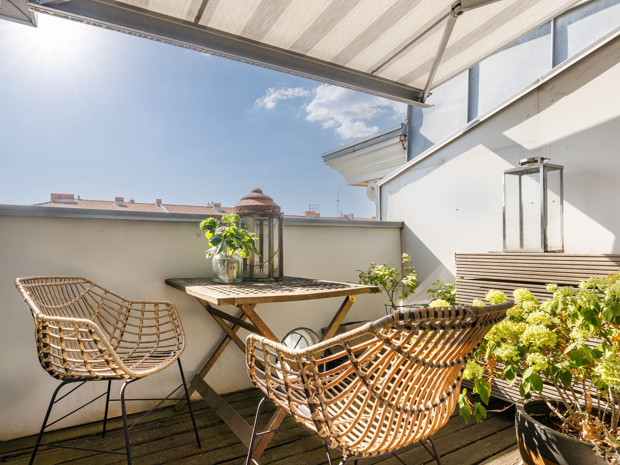 Sonnige Terrasse mit Blick über den Bergmannkiez