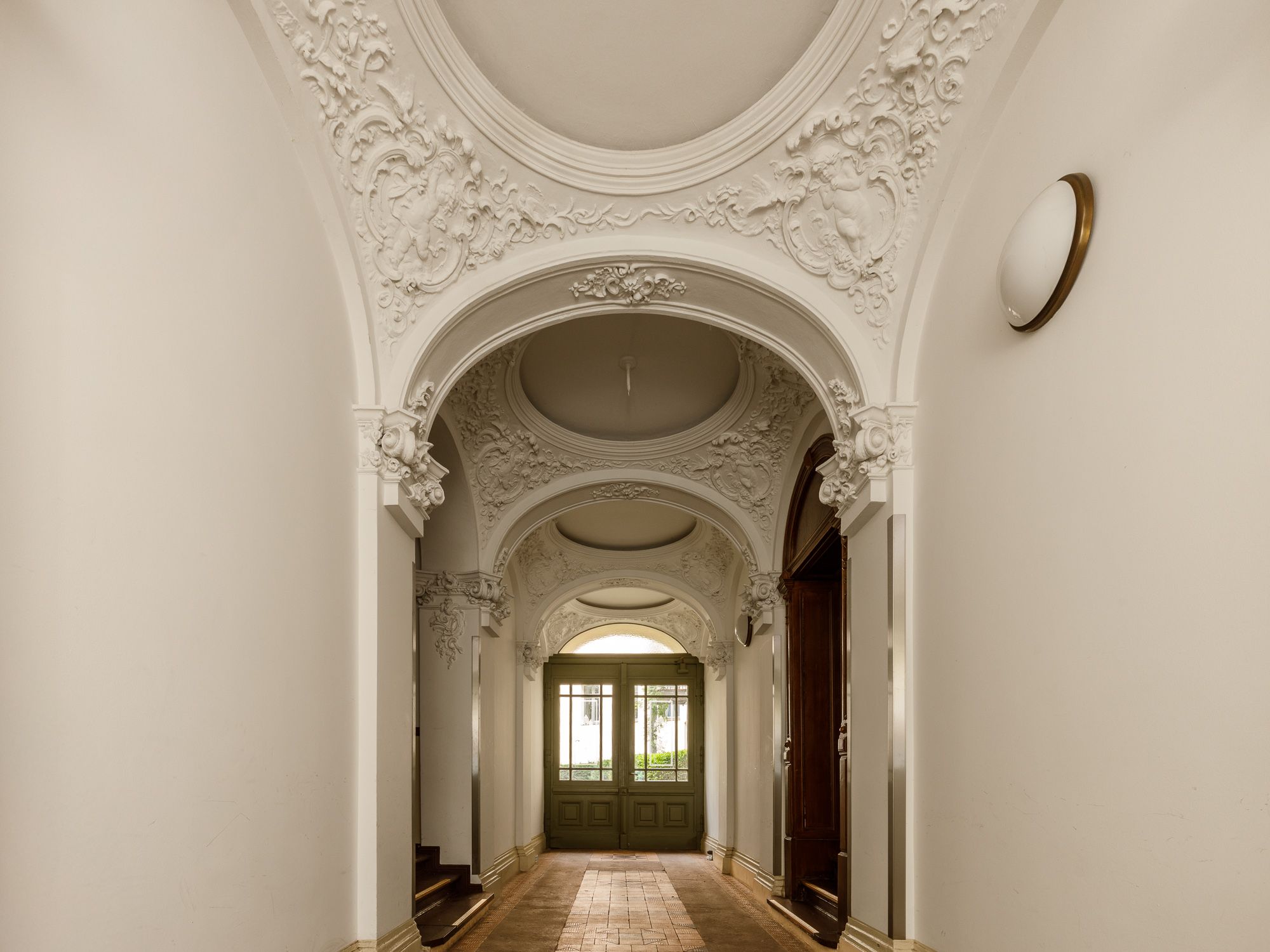 Repräsentativer Eingangsbereich mit originaler Stuckdecke 
