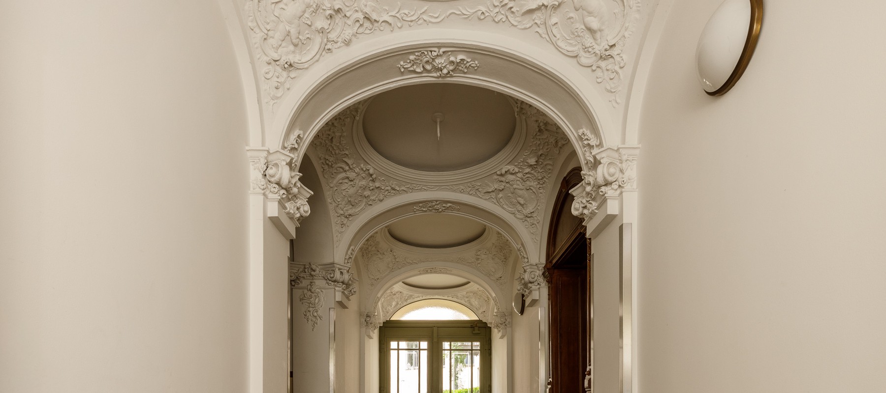 Repräsentativer Eingangsbereich mit originaler Stuckdecke Repräsentativer Eingangsbereich mit originaler Stuckdecke
