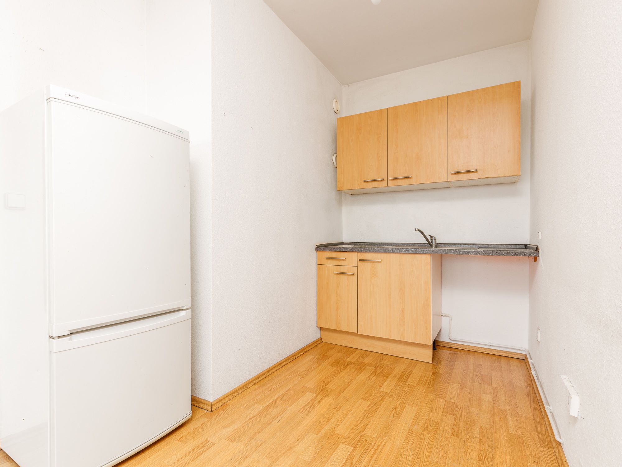 Kleine Küche mit Elektrogeräten 