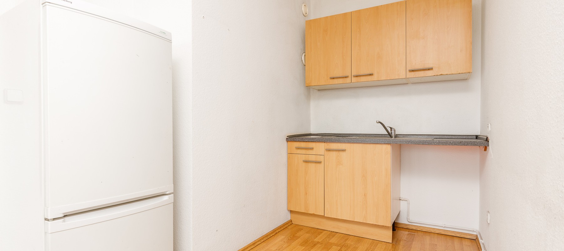 Kleine Küche mit Elektrogeräten Kleine Küche mit Elektrogeräten