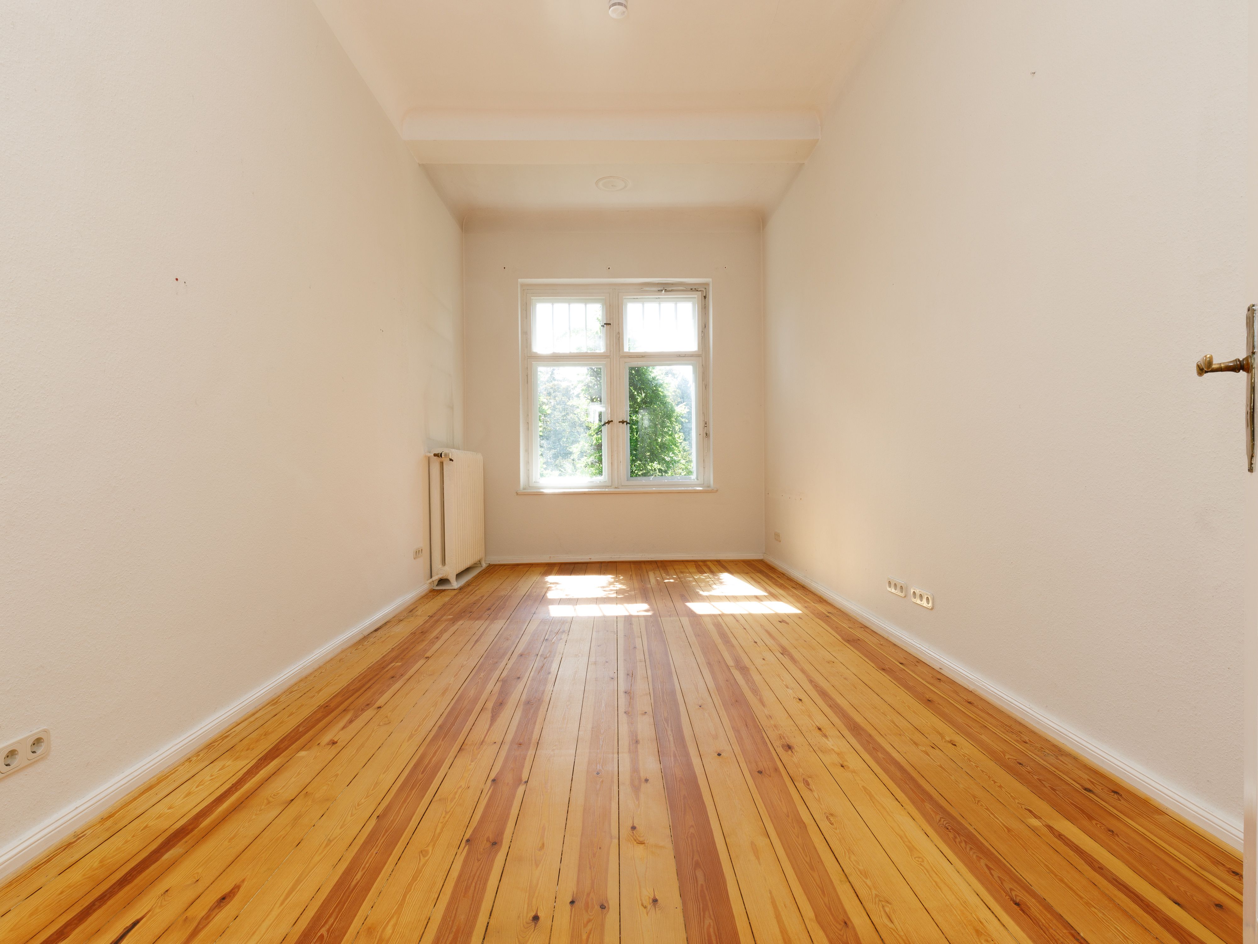 Arbeitszimmer mit Blick in den Vorgarten