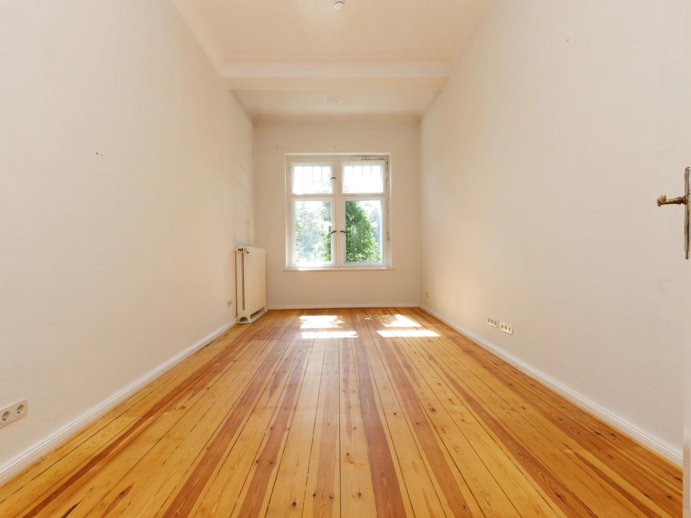 Arbeitszimmer mit Blick in den Vorgarten Arbeitszimmer mit Blick in den Vorgarten