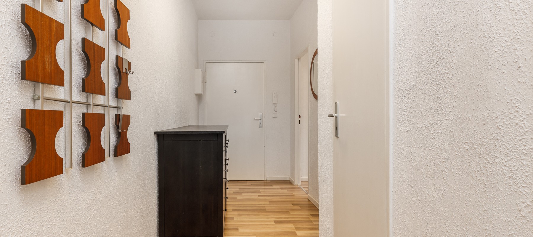 Entrance area with cloakroom Entrance area with cloakroom