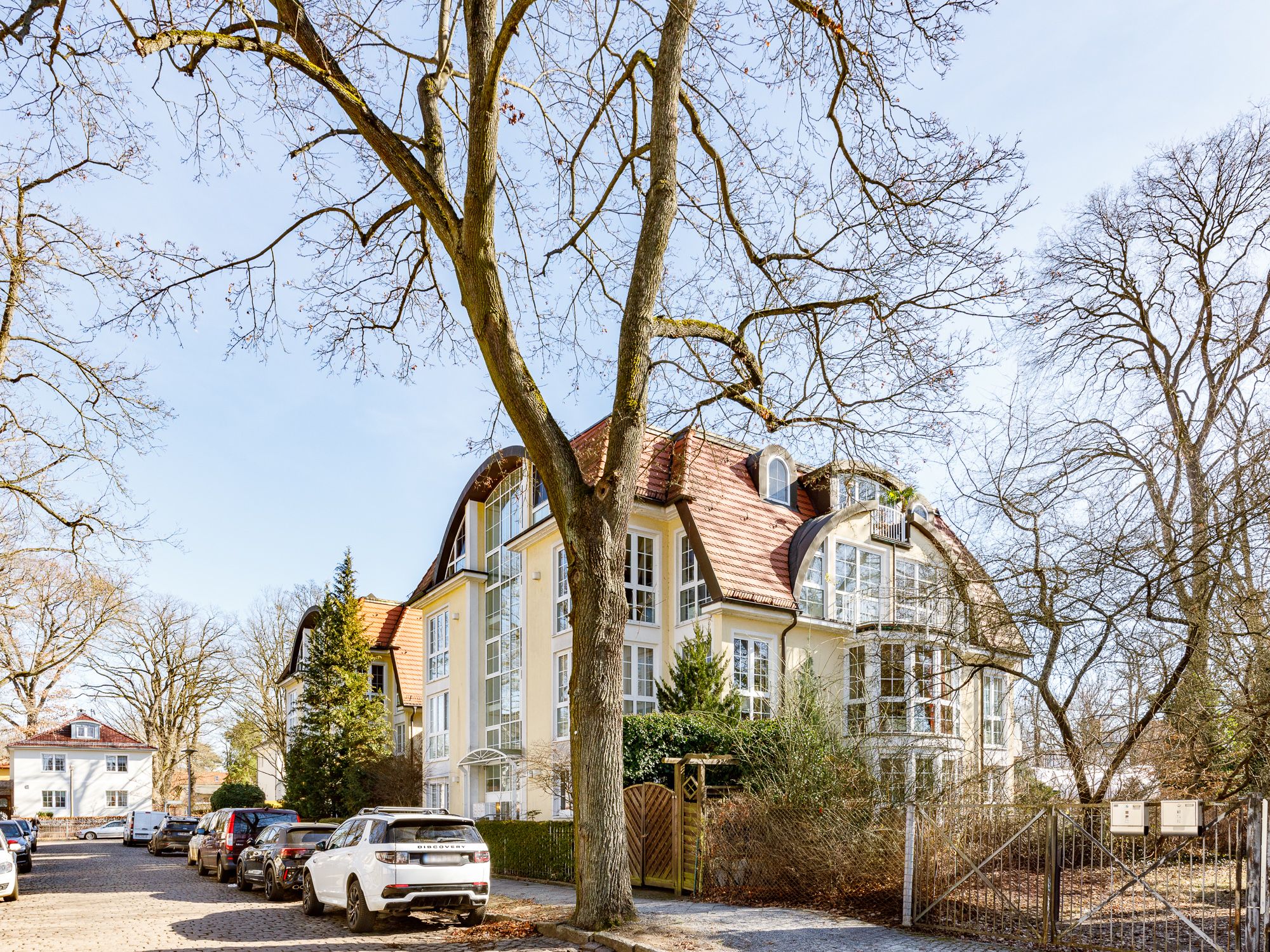 Well-maintained multi-family residence at the Dahme waterfront