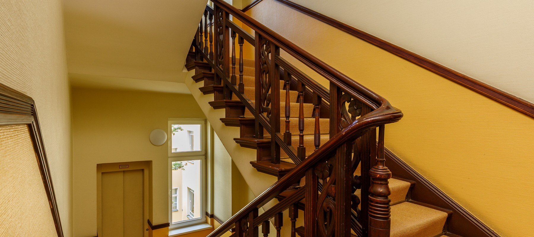 Elegant Traditional Staircase Elegant Traditional Staircase