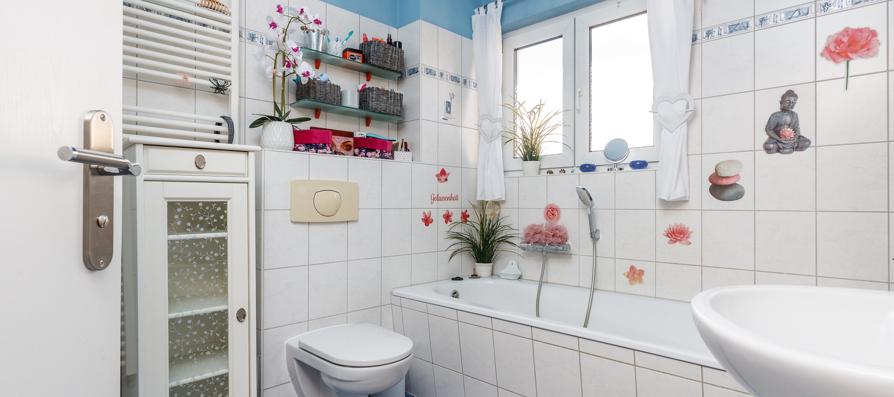 Tagesbelichtetes Wannenbad mit Duschfunktion Tagesbelichtetes Wannenbad mit Duschfunktion