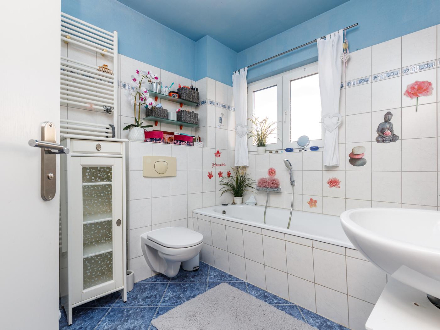 Tagesbelichtetes Wannenbad mit Duschfunktion Tagesbelichtetes Wannenbad mit Duschfunktion