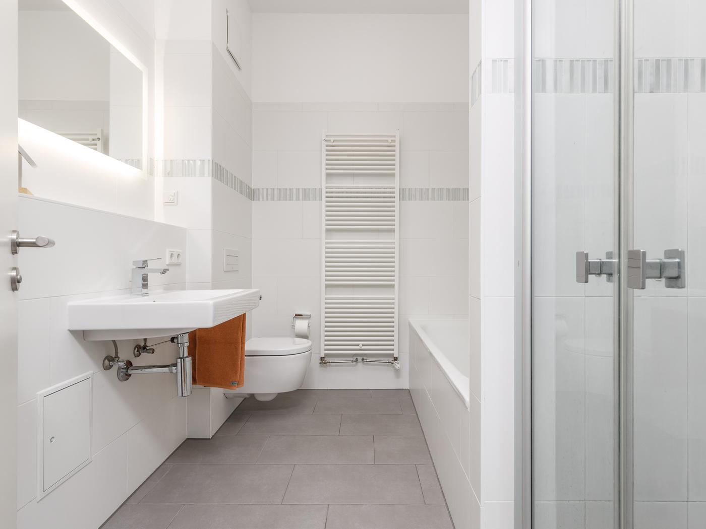 Duschbad mit walk-in Rainshower, Bidet und Handtuchheizung  Duschbad mit walk-in Rainshower, Bidet und Handtuchheizung