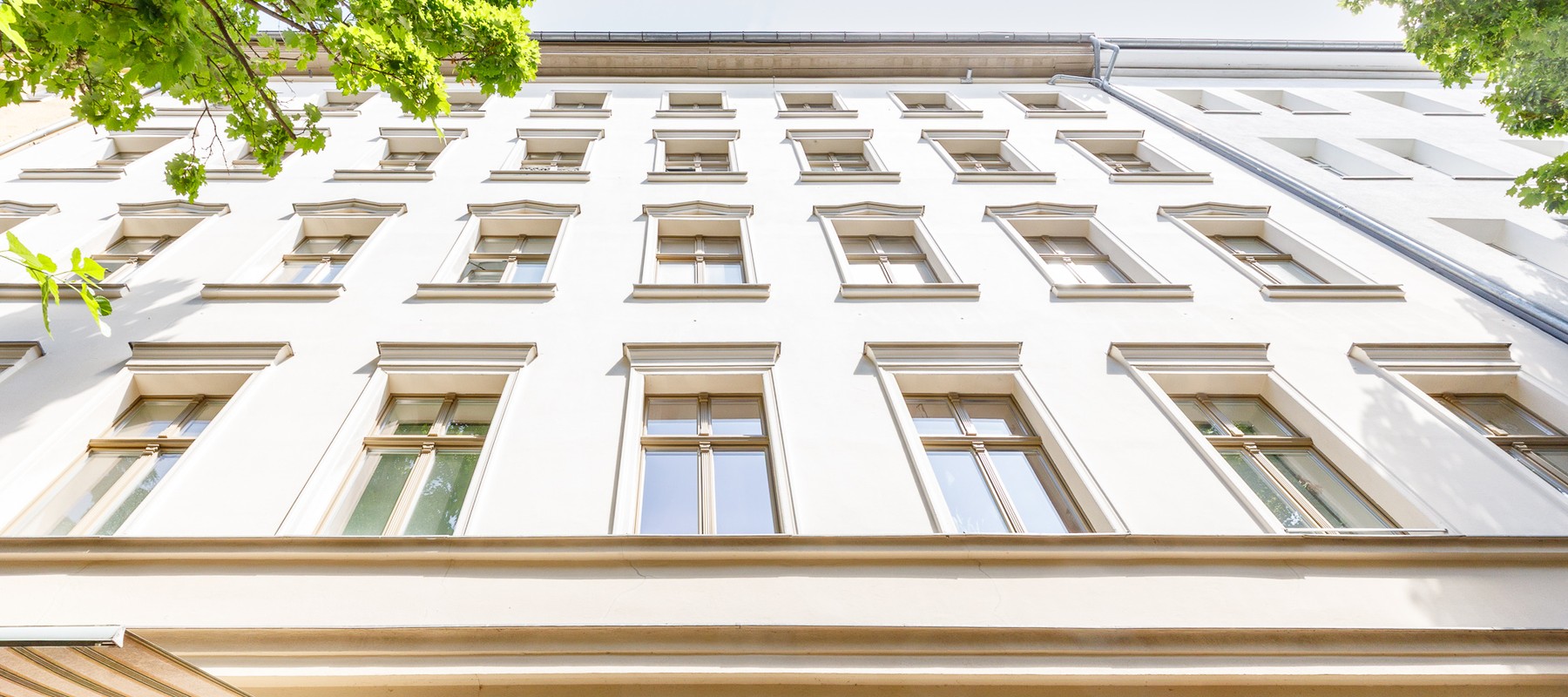 Herrschaftlicher Jugendstil-Altbau mit Stuck-Details Herrschaftlicher Jugendstil-Altbau mit Stuck-Details
