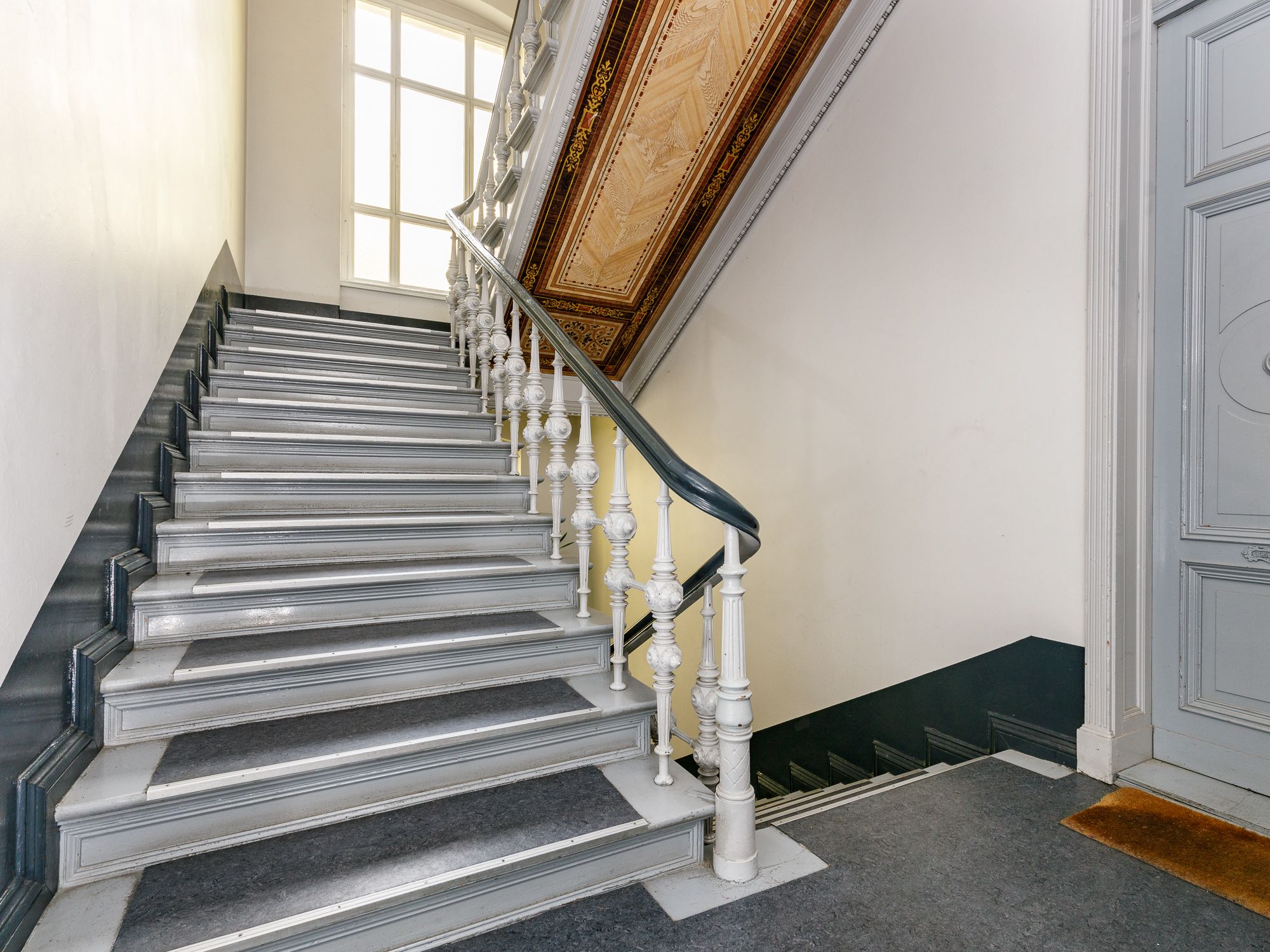 Gepflegtes Treppenhaus mit originalen Stuck-Ornamenten 