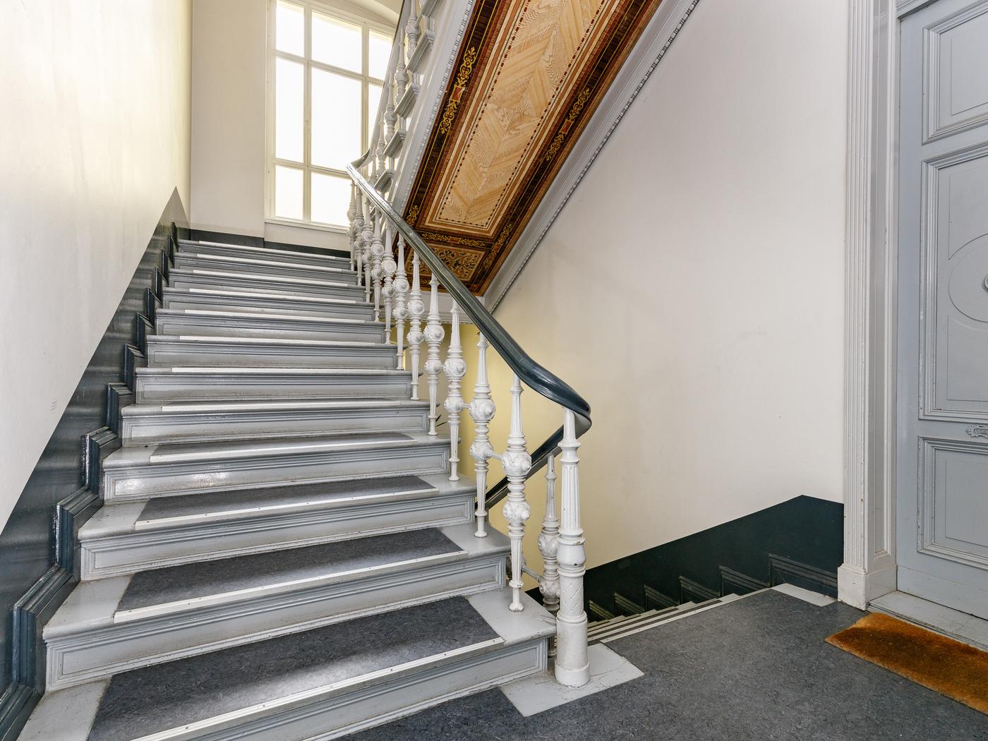 Gepflegtes Treppenhaus mit originalen Stuck-Ornamenten  Gepflegtes Treppenhaus mit originalen Stuck-Ornamenten