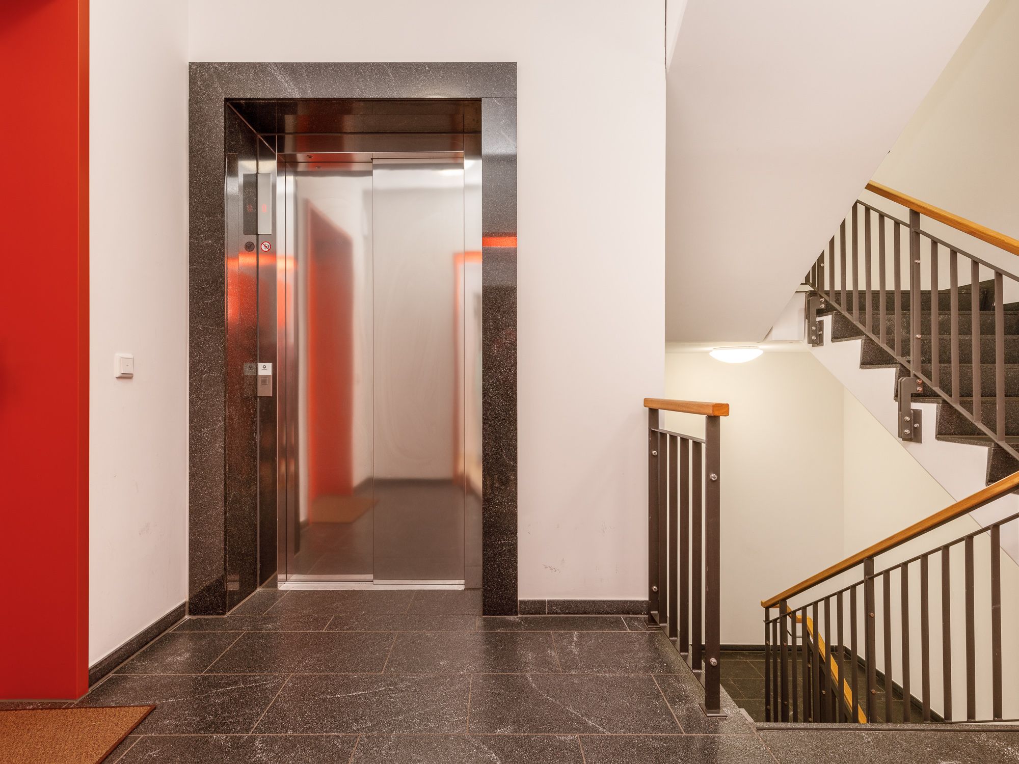 Treppenhaus mit Personenaufzug 