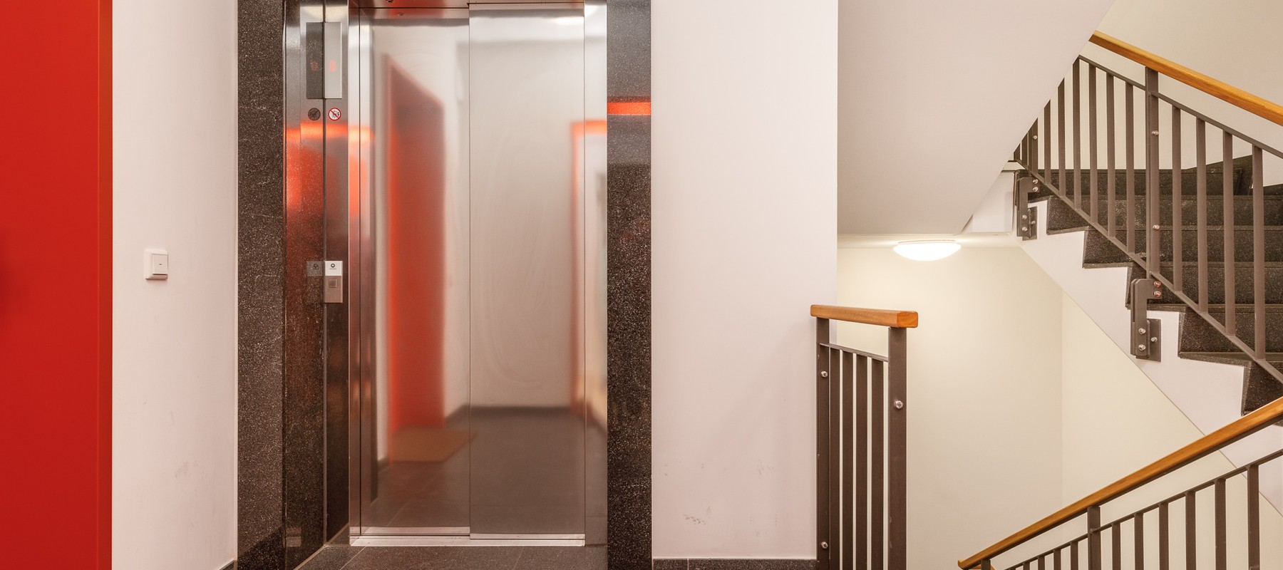 Treppenhaus mit Personenaufzug Treppenhaus mit Personenaufzug