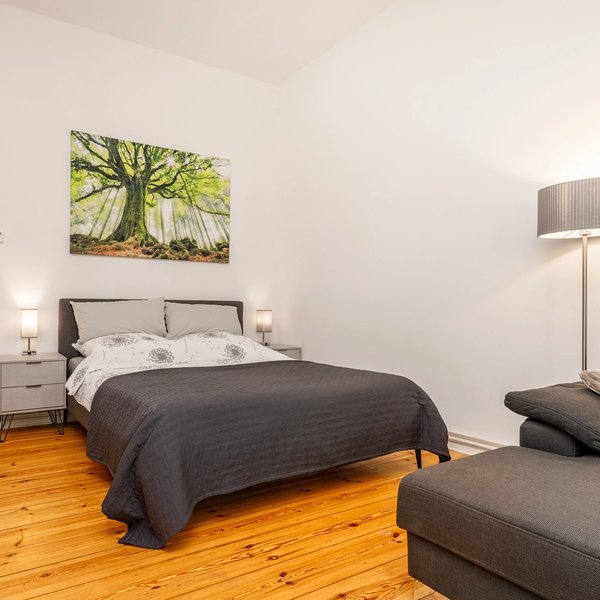 Schlafzimmer Dielenboden Doppelbett Nachttische